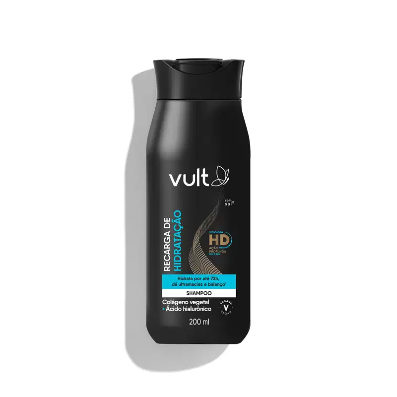 O produto apresentado é um frasco de shampoo da marca Vult. O frasco é preto e possui um rótulo com o logotipo da marca Vult e a indicação "Recarga de Hidratação". O volume do produto é de 200 ml.