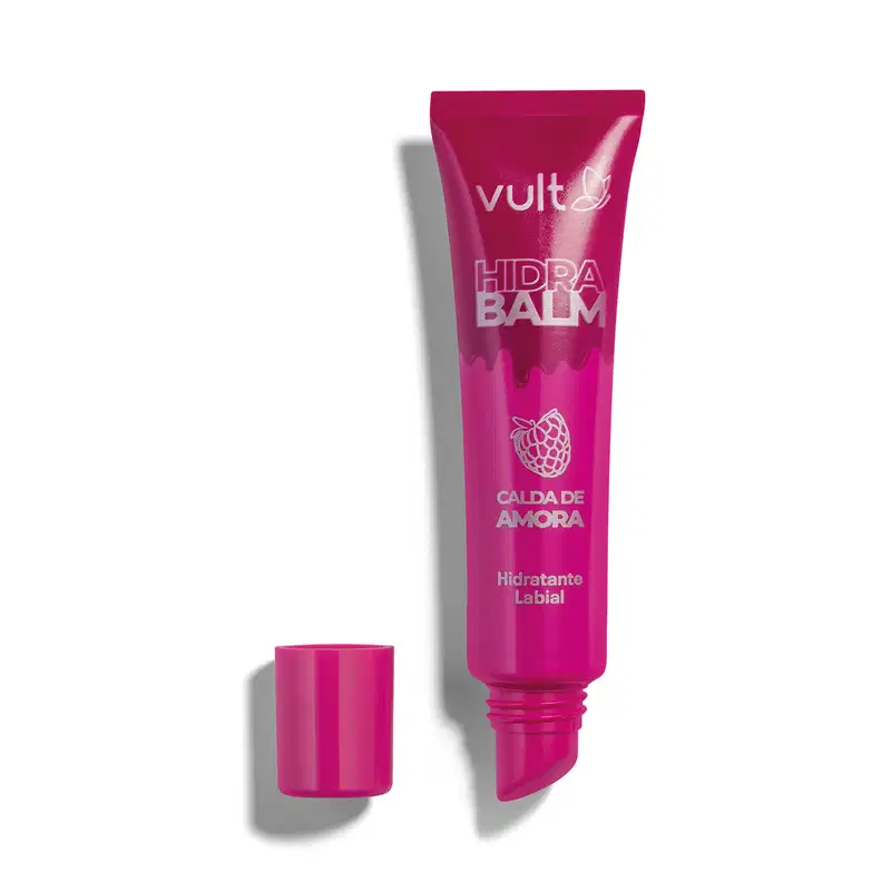 Tubo rosa de hidratante labial da marca Vult com aplicador embutido. Rótulo em cores prateadas com o texto Calda de Amora em destaque. Embalagem com tampa vermelha, apresentando o nome do produto "Hidra Balm" em destaque.