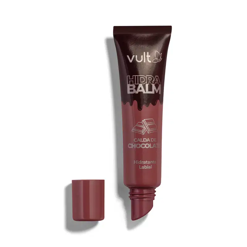 Tubo marrom de hidratante labial da marca Vult com aplicador embutido. Rótulo em cores douradas com o texto Calda de Chocolate em destaque. Embalagem com tampa vermelha, apresentando o nome do produto "Hidra Balm" em destaque.