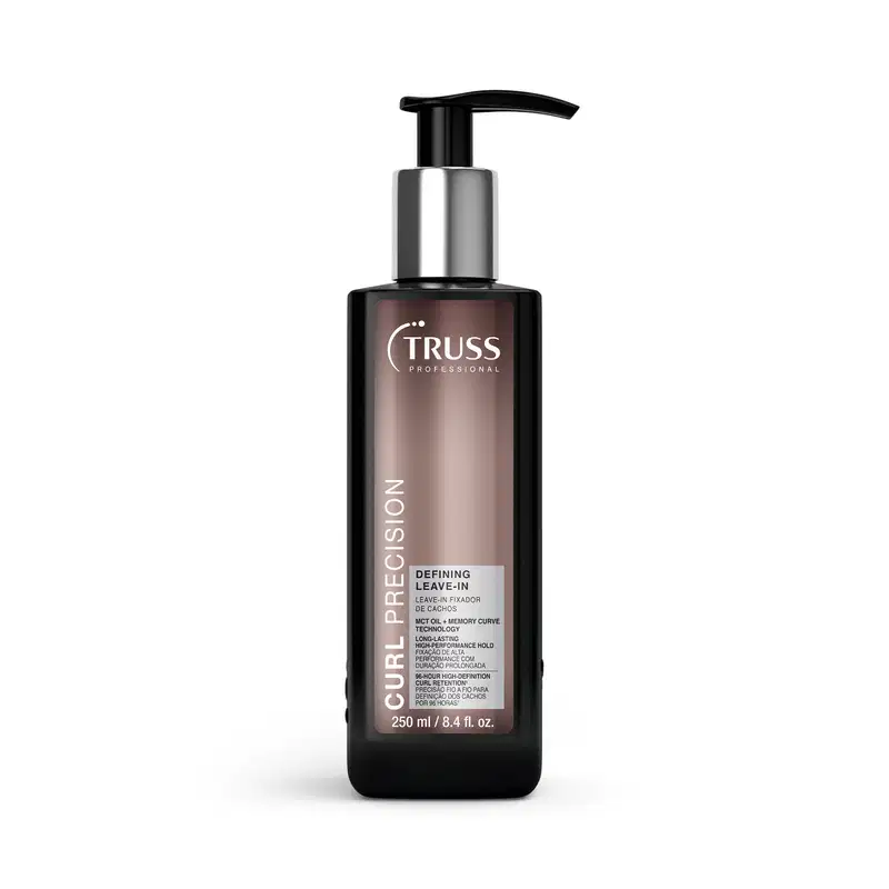 Frasco de plástico preto e prata com bomba dosadora, rótulo com a marca "TRUSS PROFESSIONAL" e texto "CURL PRECISION DEFINING LEAVE-IN", sendo um leave-in finalizador para cabelos.