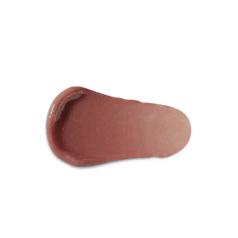 Textura cremosa e aveludada, com tonalidade marrom avermelhada e leve brilho, sugerindo um produto de beleza com acabamento suave e delicado.