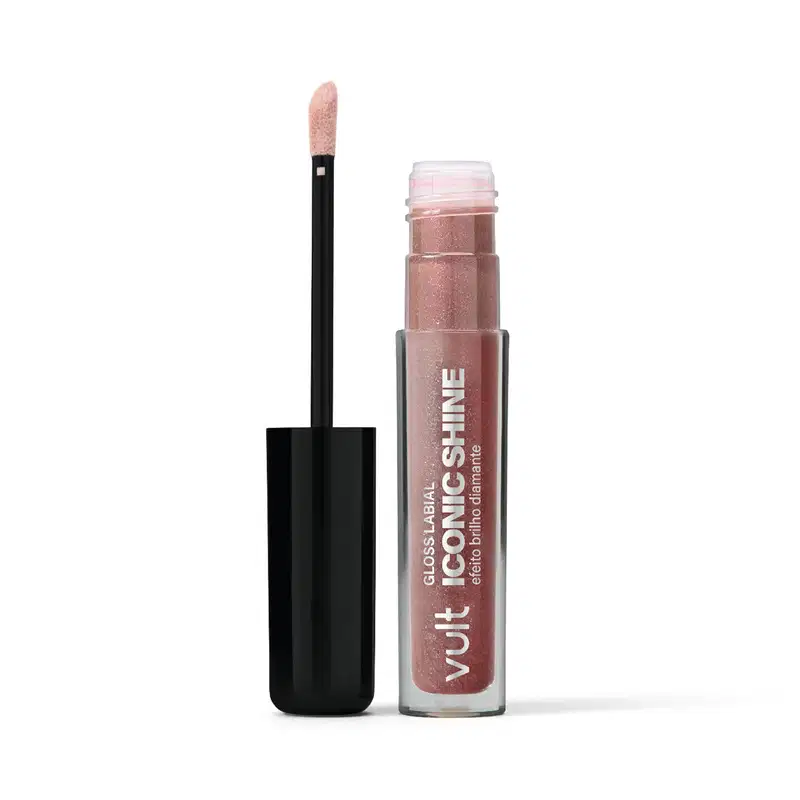 Produto de beleza Vult Iconic Shine, um batom líquido brilhante em embalagem plástica transparente com aplicador. A cor predominante é um tom rosado claro com brilho.