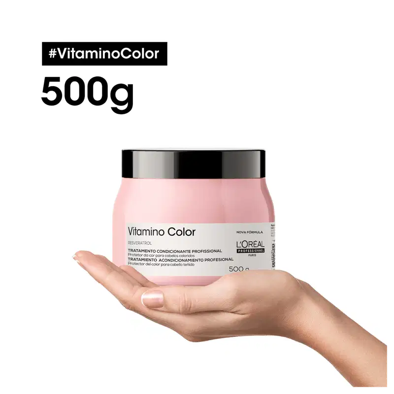 Embalagem de tratamento condicionante profissional para cabelos coloridos, com 500g de produto. Recipiente rosa claro com tampa preta, exibindo o texto "#VitaminoColor" e "Vitamino Color" em letras brancas.