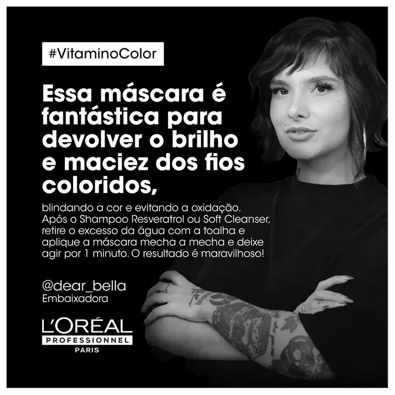 A imagem mostra uma mulher com cabelos escuros e tatuagens no braço. O texto descreve os benefícios de uma máscara de cabelo da marca L'Oréal Professionnel Paris, que promete devolver o brilho e a cor aos fios coloridos, blindando-os da oxidação.
