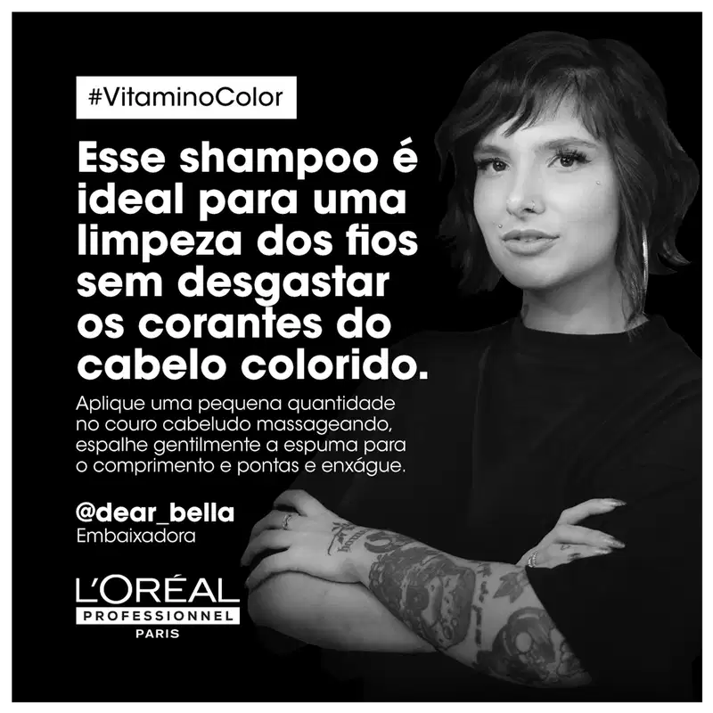 Texto da imagem: Esse shampoo é ideal para uma limpeza dos fios sem desagastar os corantes do cabelo colorido. Aplique uma pequena quantidade no couro cabeludo massageando, espalhe gentilmente a espuma para o comprimento e pontas e enxágue.