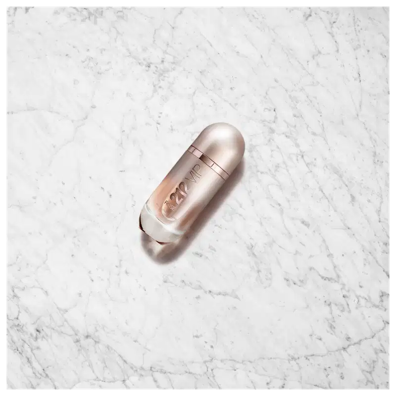 Frasco de perfume Carolina Herrera 212 VIP, com design elegante e minimalista em tons rosados, destacando o nome da marca e a numeração do produto.
