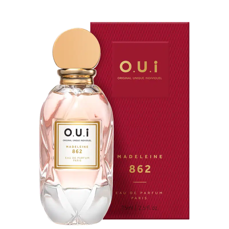 Frasco de vidro transparente ao lado da embalagem retangular vermelha com detalhes dourados, exibindo o nome da marca, linha e número do perfume.