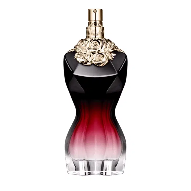 Perfume em frasco de vidro com formato de silhueta feminina. O frasco é preto na parte superior, com degradê para tons de vermelho e rosa na parte inferior. O topo dourado apresenta detalhes esculpidos de rosas.
