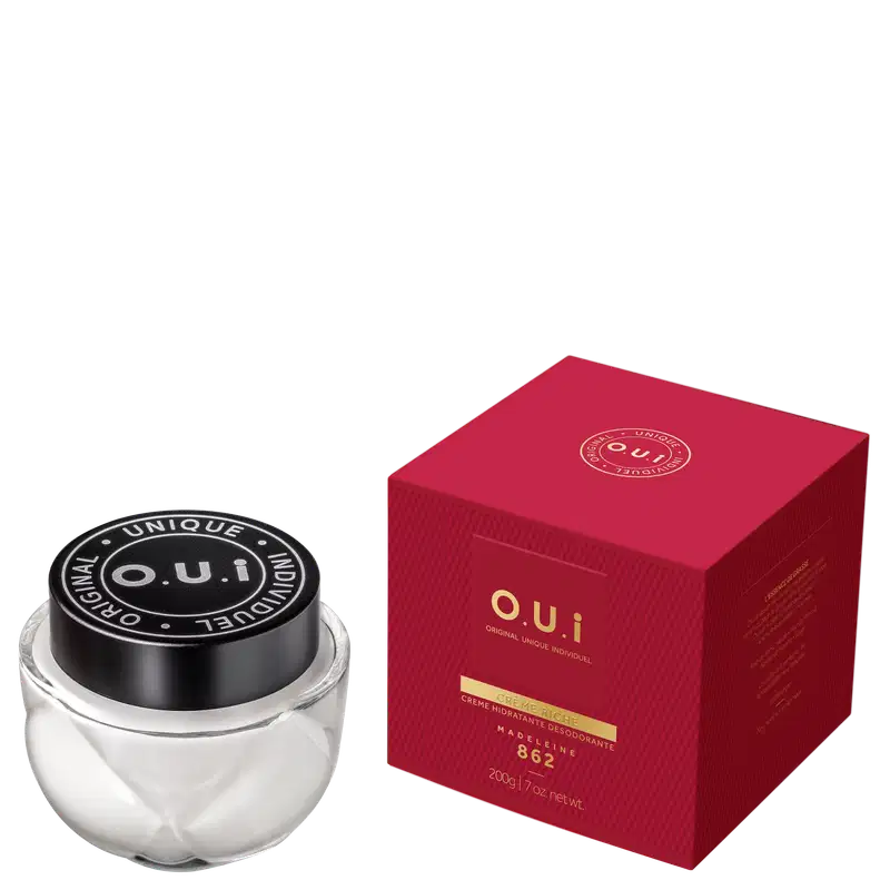 frasco de vidro transparente com tampa preta rotulada com o logotipo "O.U.I" e uma caixa externa vermelha com detalhes em relevo dourados. A caixa exibe o nome da marca, a descrição do produto em dourado e tem textura de trama.