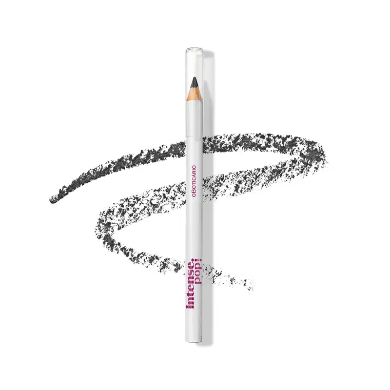 Lápis para olhos na cor preta com corpo branco, letras marrons e tampa transparente da marca Intense Pop! Atrás do lápis, um rastro preto mostrando a intensidade do produto.