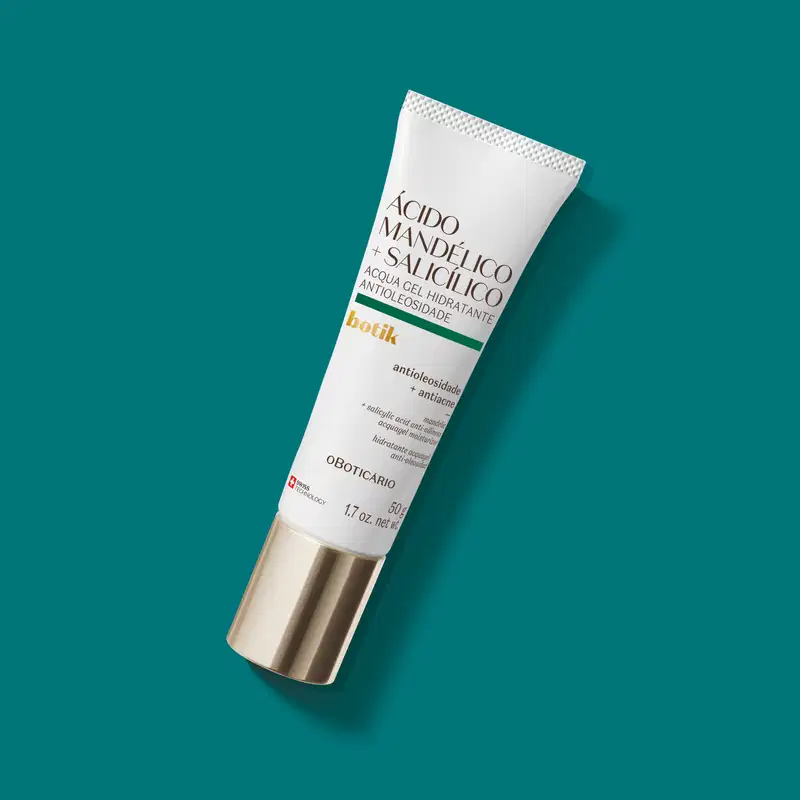 Produto de beleza da marca Botik, com embalagem branca e dourada, em um ambiente de fundo verde escuro, sugerindo um contexto de cuidados com a pele e hidratação.