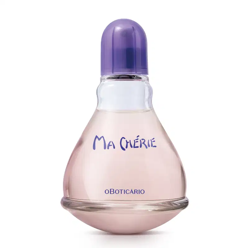 Vidro transparente com fundo arredondado, líquido rosa, tampa e letras azuis, contendo 100ml de desodorante colônia Ma Chérie.