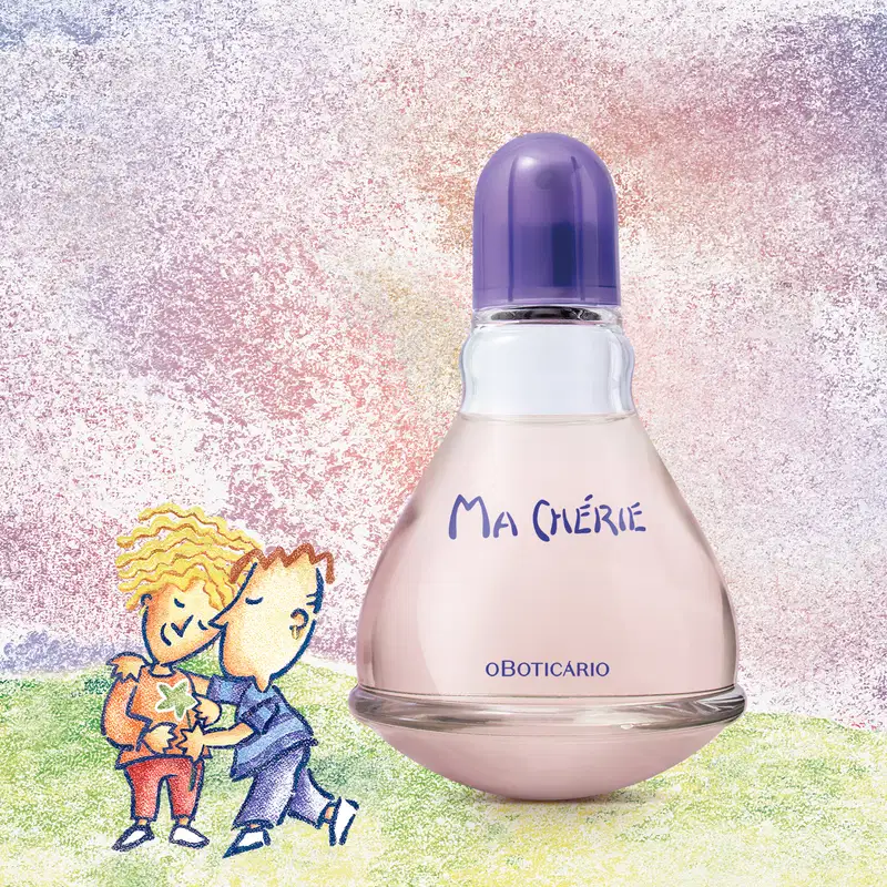Vidro transparente com fundo arredondado, líquido rosa, tampa e letras azuis, contendo 100ml de desodorante colônia Ma Chérie sobre fundo glitter rosa e ilustração de duas crianças abraçadas em superfície com tons pastel.