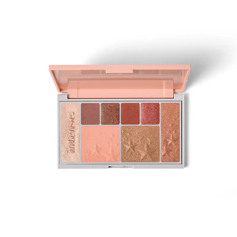 Paleta multifuncional #1 Rose da marca Intense em estojo cinza e rosa com espelho na tampa, contendo 12 tons em texturas mate e cintilante, variando entre bege, marrom, coral e dourado.