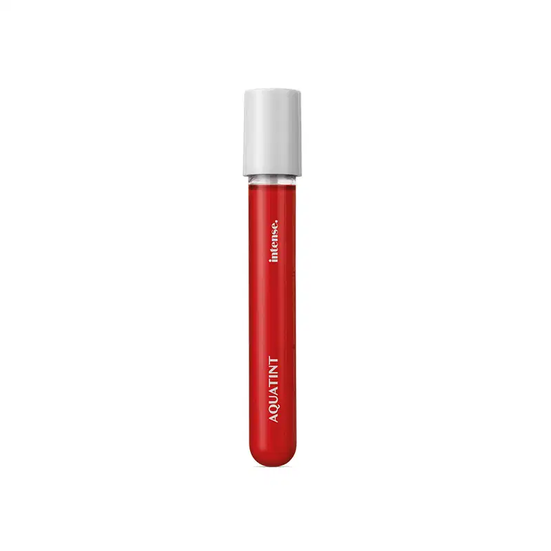 Batom Líquido Aquatint em frasco cilíndrico com tampa branca, cor coral da marca Intense.