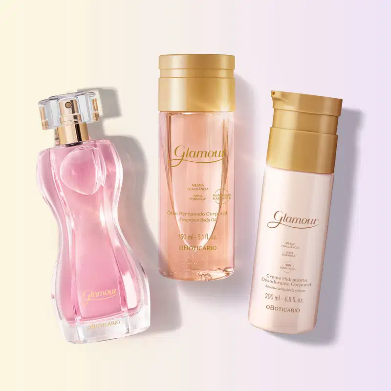 Três itens Glamour: vidro curvilíneo com líquido rosa de desodorante colônia, frasco branco e dourado de creme hidratante corporal e frasco dourado transparente com líquido rosa e tampa transparente de óleo perfumado corporal.
