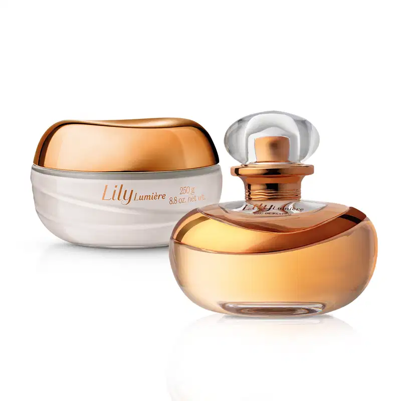 Dois itens Lily Lumière, sendo um vidro arredondado com detalhe dourado, líquido bege, e tampa cristal contendo 75ml de Eau de Parfum e pote com creme branco, tampa e letras douradas, contendo 250g de creme acetinado corporal.