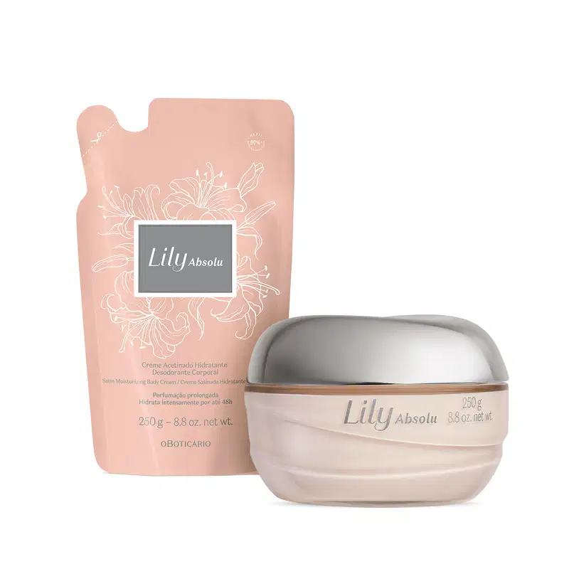 Frasco de vidro com creme branco e tampa e letras prateadas contendo 250g de creme acetinado hidratante corporal da marca Lily Absolu, ao lado de um refil em sachê rosa com rótulo cinza, letras e detalhes brancos do mesmo produto e marca.
