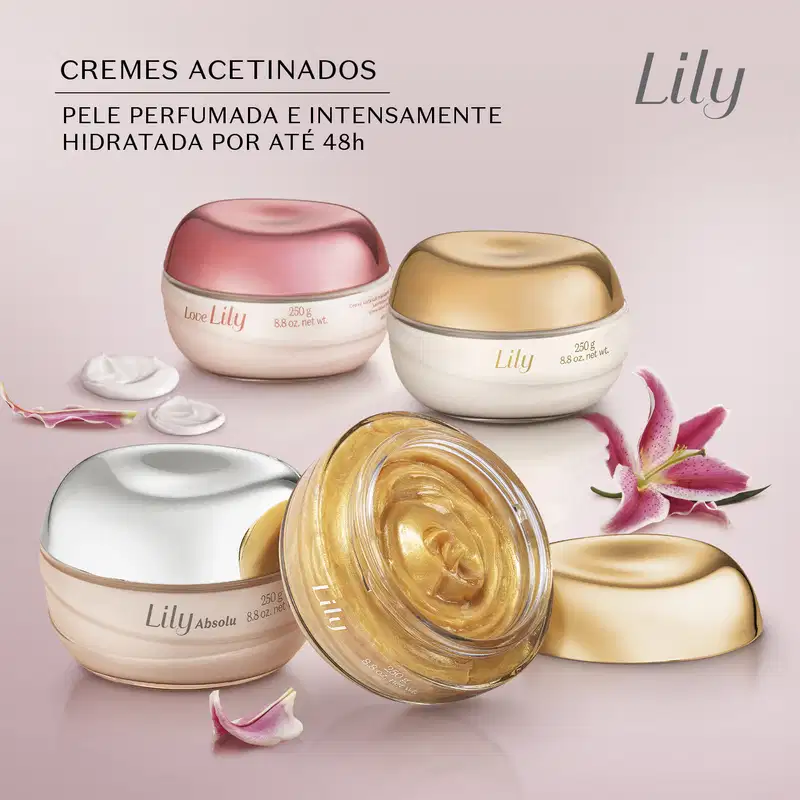 Quatro potes de creme Lily em tons rosa, branco e dourado sobre superfície rosa claro, com pétalas de lírio roxo e amostras de textura cremosa ao redor.