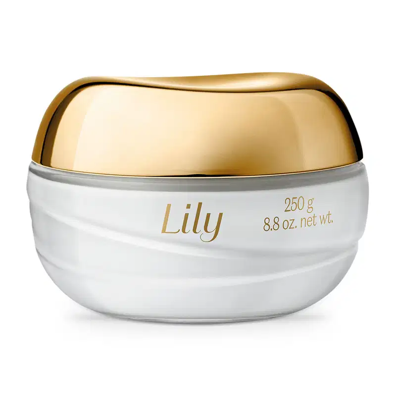 Pote de vidro transparente com conteúdo branco, tampa e letras douradas, contendo 250g de creme acetinado hidratante desodorante corporal da marca Lily.