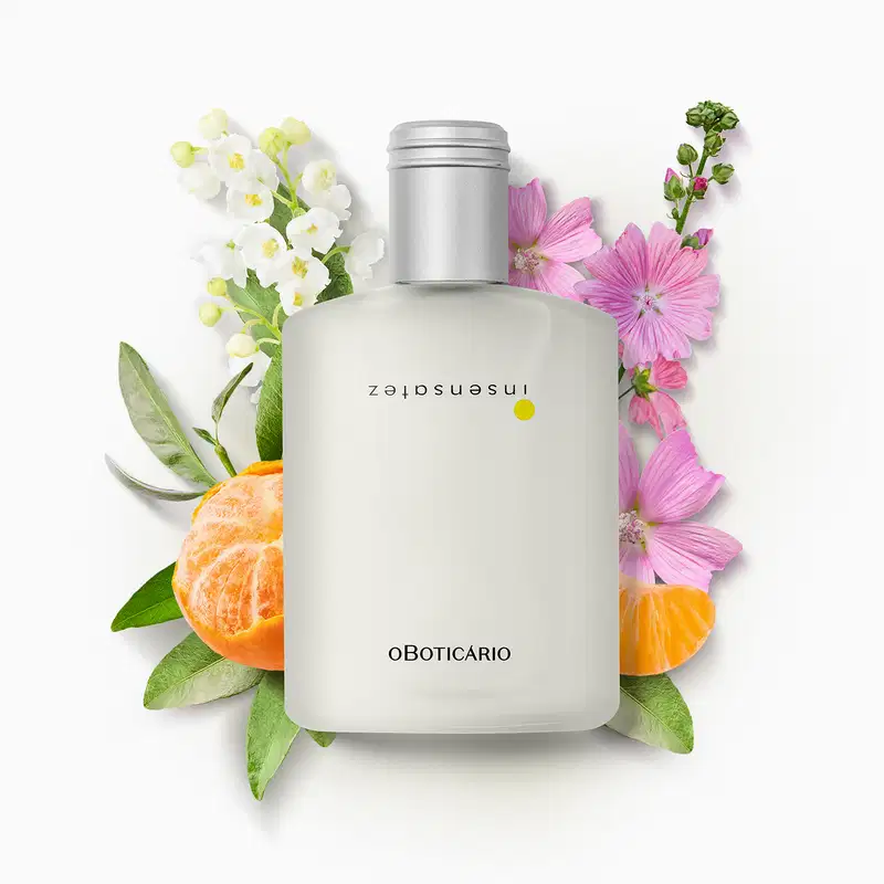 Vidro em formato quadrado transparente fosco com tampa prateada, letras pretas com detalhe laranja, contendo 100ml de desodorante colônia Insensatez, cercado por flores brancas, rosa e buquê verde, além de fatias de laranja em fundo branco.