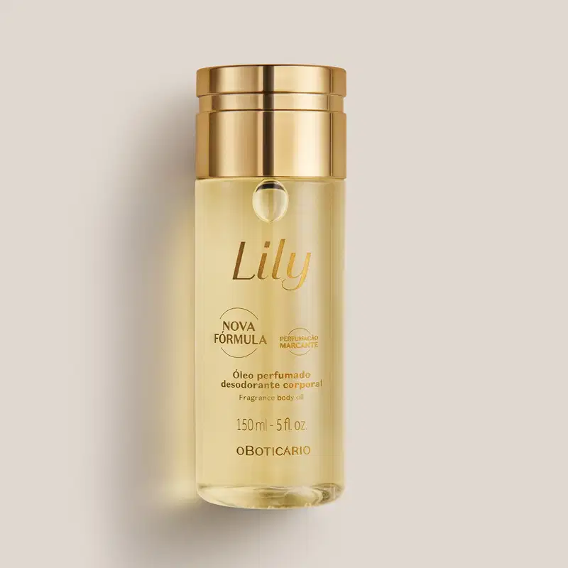 Frasco transparente bege com líquido claro, tampa e letras douradas, contendo 150ml de óleo perfumado desodorante corporal da marca Lily, posicionado sobre superfície neutra bege.