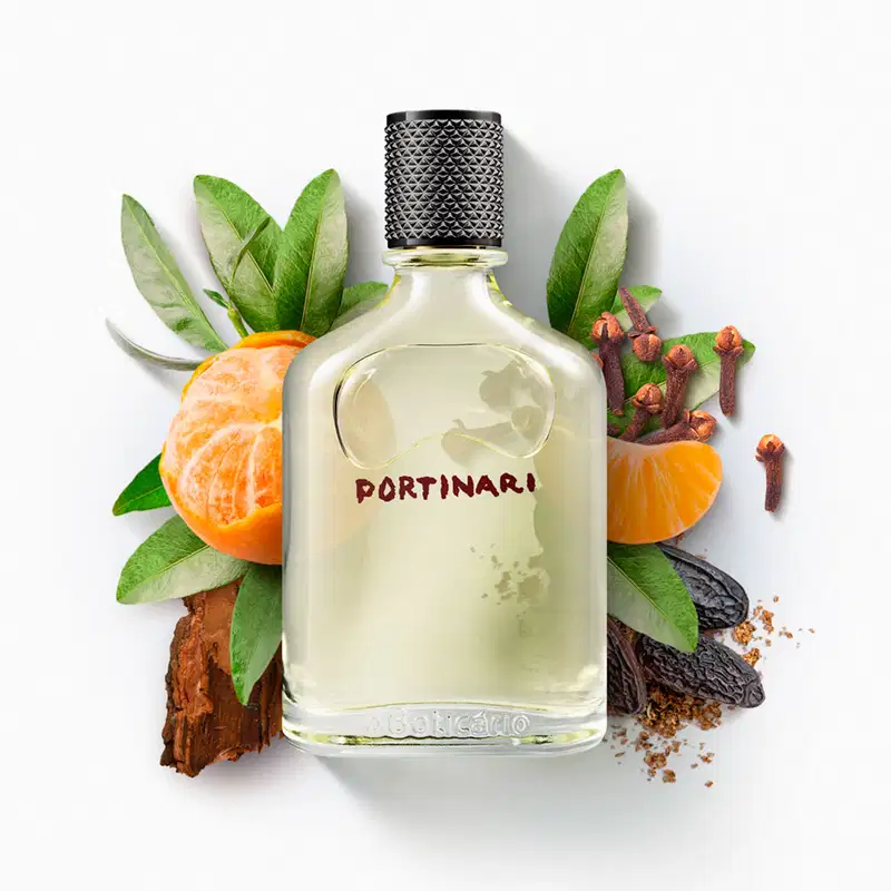 Frasco transparente com líquido bege, tampa preta e letras marrons de desodorante colônia Boticollection Portinari rodeado por folhas vedes, bergamota, raízes de madeira, cravo da índia e cumaru.