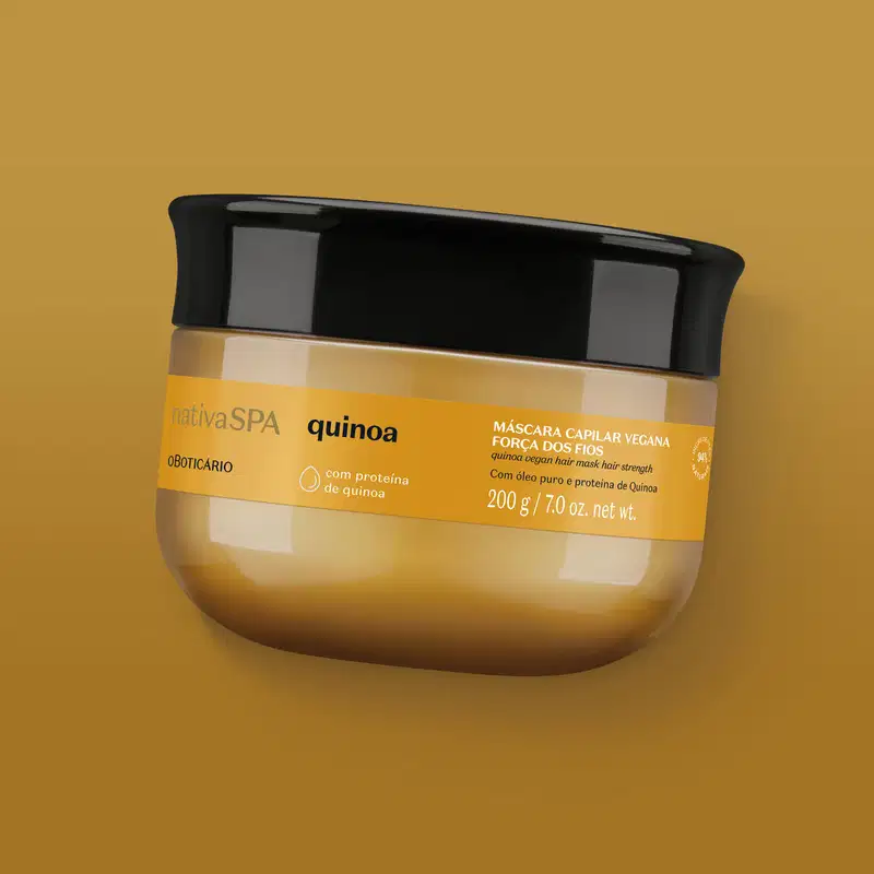 Pote amarelo com tampa preta e letras brancas e pretas contendo 200g de máscara capilar da marca Nativa SPA Quinoa e fundo bege escuro.
