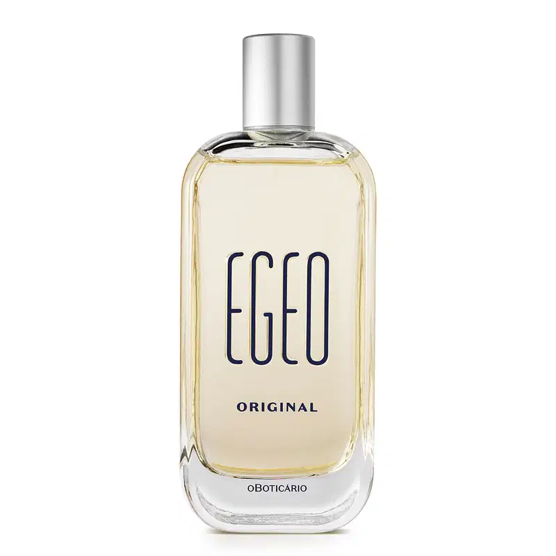 Vidro retangular com cantos arredondados, líquido bege claro, tampa prateada e letras azul-marinho em relevo contendo 90ml de desodorante colônia Egeo Original.