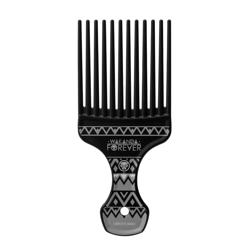 Pente garfo Wakanda Forever com cabo preto e detalhes em padrão geométrico cinza, marca e logo visíveis no centro do produto.