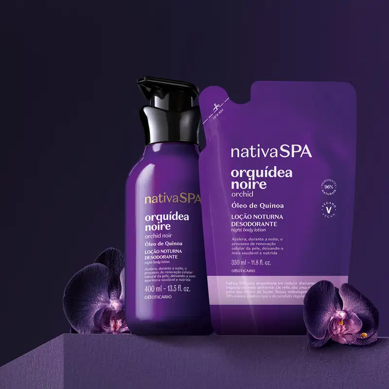 Refil de loção noturna corporal Nativa SPA Orquídea Noire em sachê na cor roxa com detalhe lilás e letras douradas e brancas e frasco original do produto em tom de roxo com bomba dosadora preta em fundo escuro com orquídeas roxa ao redor.