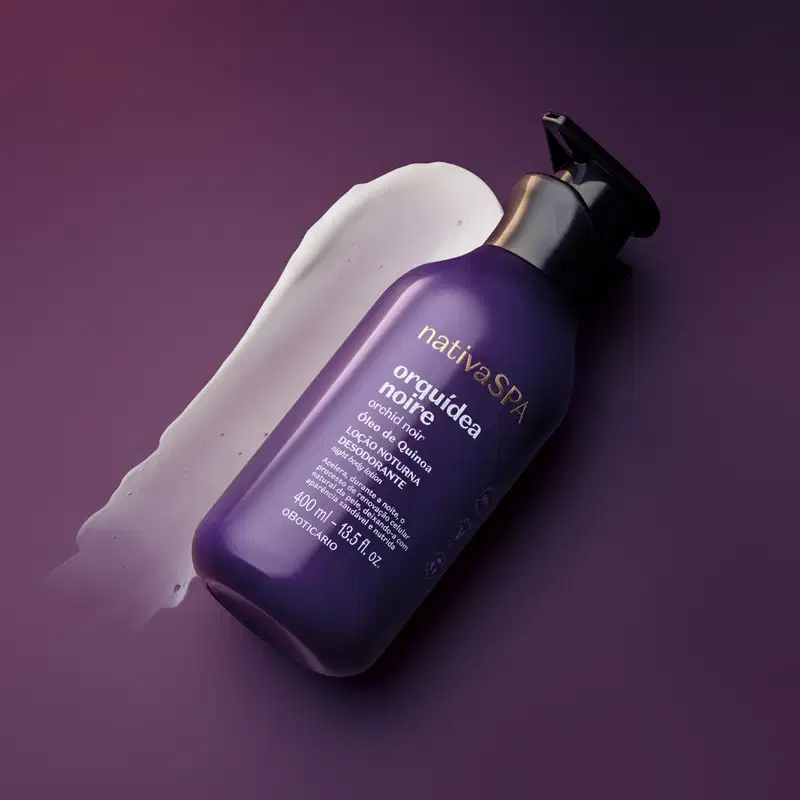Frasco roxo com tampa dosadora preta e letras douradas e brancas de loção noturna corporal Nativa SPA Orquídea Noire em fundo roxo com uma pequena porção do produto na cor branca espalhado na superfície.