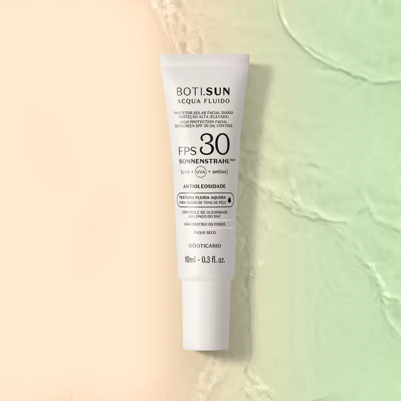 Bisnaga branca com letras pretas contendo 10ml de protetor solar facial FPS 30 Boti.Sun sobre fundo bege.