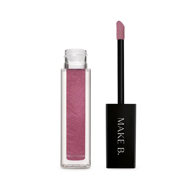 Gloss labial Rose Lover da marca Make B. em frasco retangular transparente com líquido rosa com partículas de glitter, aplicador com ponta arredondada e tampa preta com logo da marca.