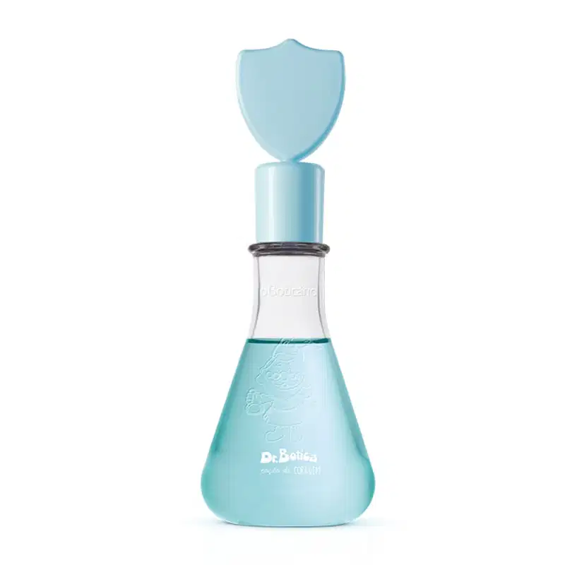 Frasco transparente em formato de vidro laboratorial com líquido azul claro, tampa com escudo no topo da mesma tonalidade, contendo 120ml de colônia infantil Poção da Coragem da marca Dr. Botica.