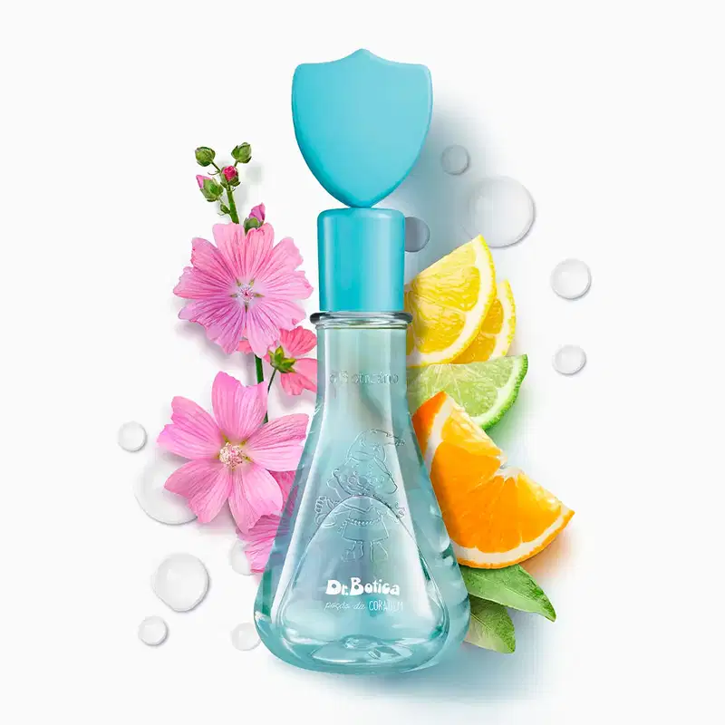 Frasco transparente com líquido azul claro, tampa com escudo no topo da mesma tonalidade, de colônia infantil Poção da Coragem da marca Dr. Botica., circundado por flores rosa, fatias de limão, laranja e lima, bolhas translúcidas e fundo branco.