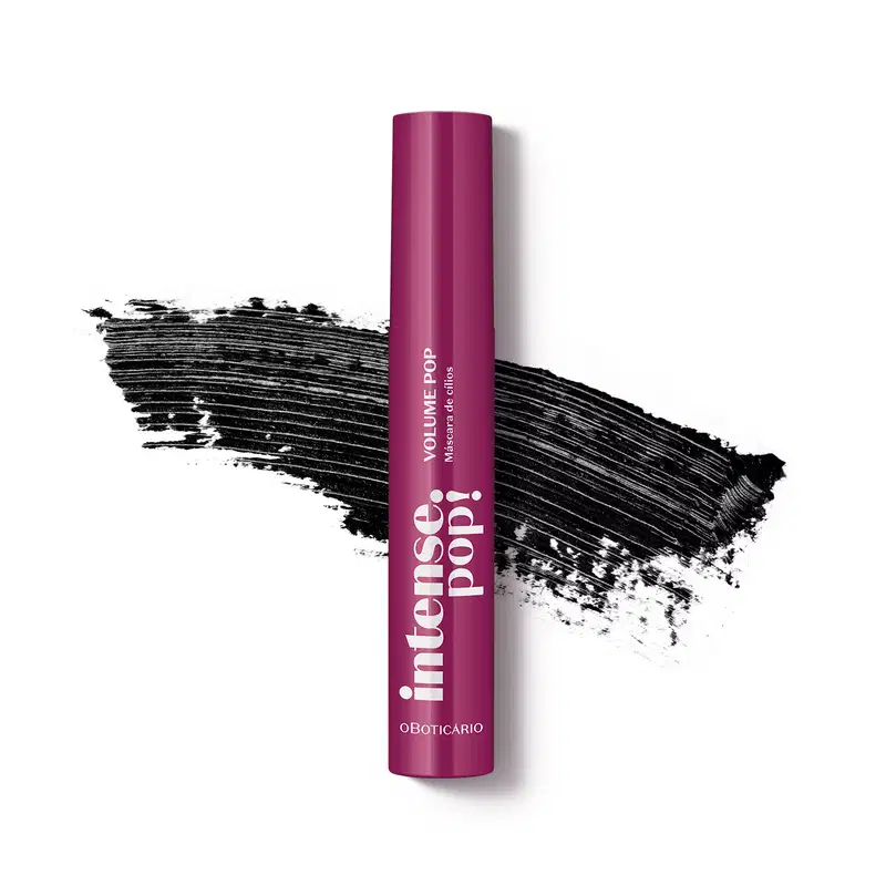 Frasco roxo com tampa na mesma cor e letras brancas de máscara para cílios na cor preta, da marca Intense Pop!. Atrás do produto, um rastro preto de alta pigmentação mostrando a intensidade da máscara.