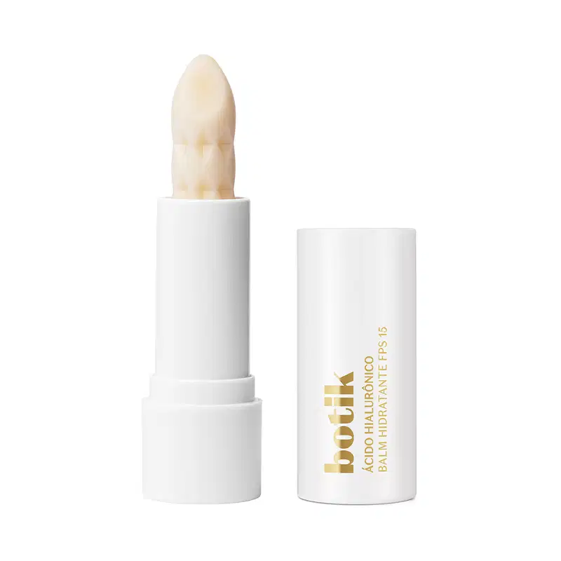 Balm labial hidratante com FPS 15 de cor bege claro em tubo branco com letras douradas da marca Botik Ácido Hialurônico.