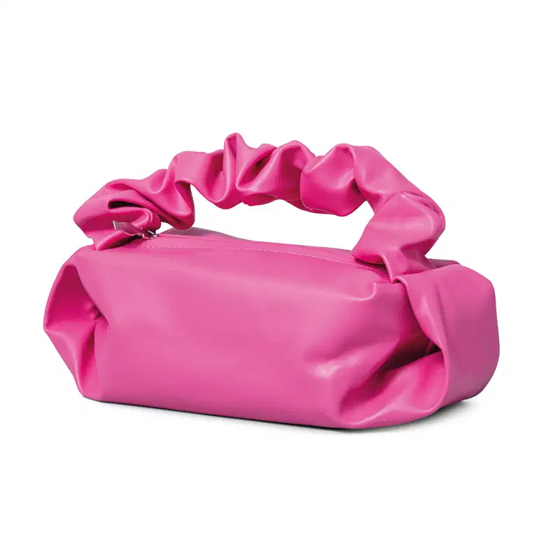 Bolsa tipo nécessaire na cor rosa, com zíper na parte superior e alça de transporta franzida.