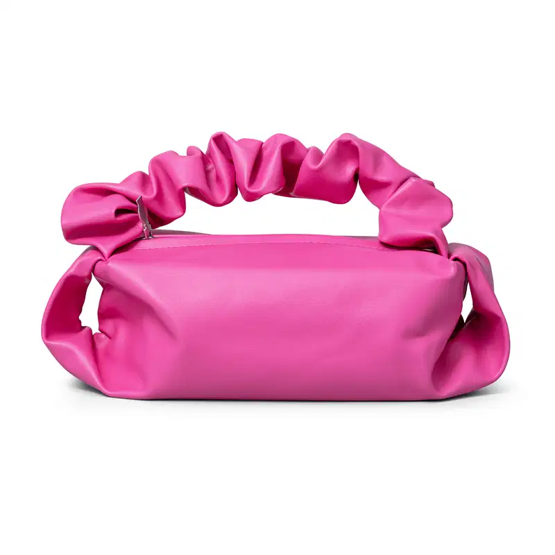 Bolsa tipo nécessaire na cor rosa, com zíper na parte superior e alça de transporta franzida.