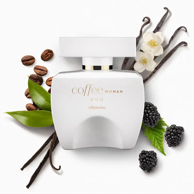 Vidro branco em formato quadrado com tampa da mesma cor em formato retangular, detalhes e letras douradas, de desodorante colônia Coffee Woman Duo cercado por grãos de café, folhas verdes, vagens de baunilha, flores brancas e amoras.