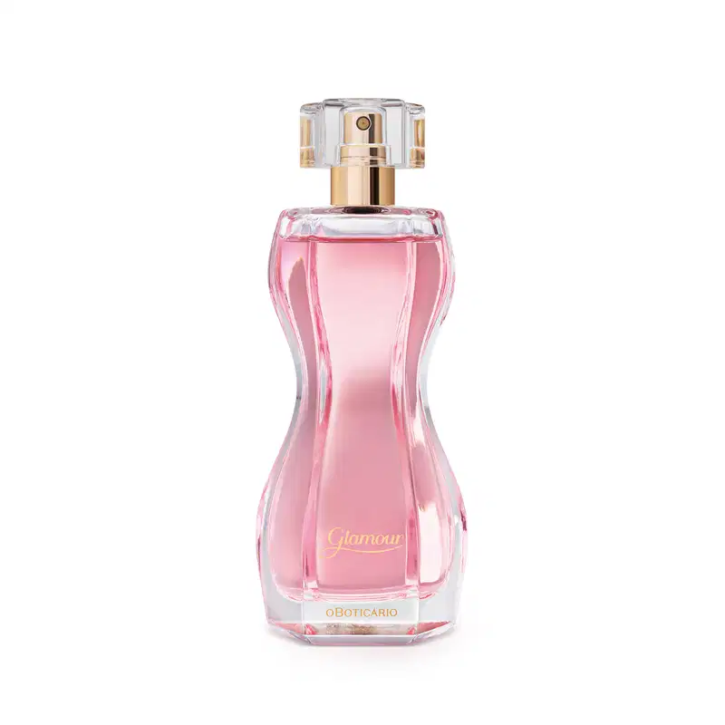 Vidro transparente em formato curvilíneo com líquido rosa, borrifador dourado e tampa cristal contendo 75ml de desodorante colônia Glamour.