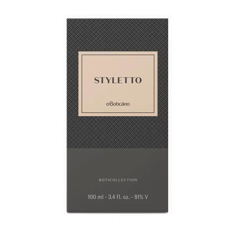 Caixa preta com textura geométrica contendo o rótulo "STYLETTO" da marca O Boticário. A embalagem possui uma moldura bege e indica que o produto é da coleção Boticollection.