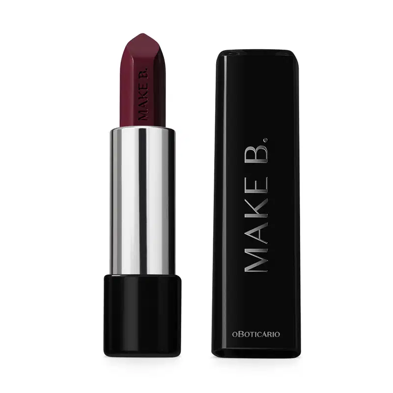 Batom cremoso na cor Vinho Fashion Berry da marga Make B., em tubo prateado com a parte inferior preta e tampa preta ao lado, com o nome da marca gravado em letras prateadas.