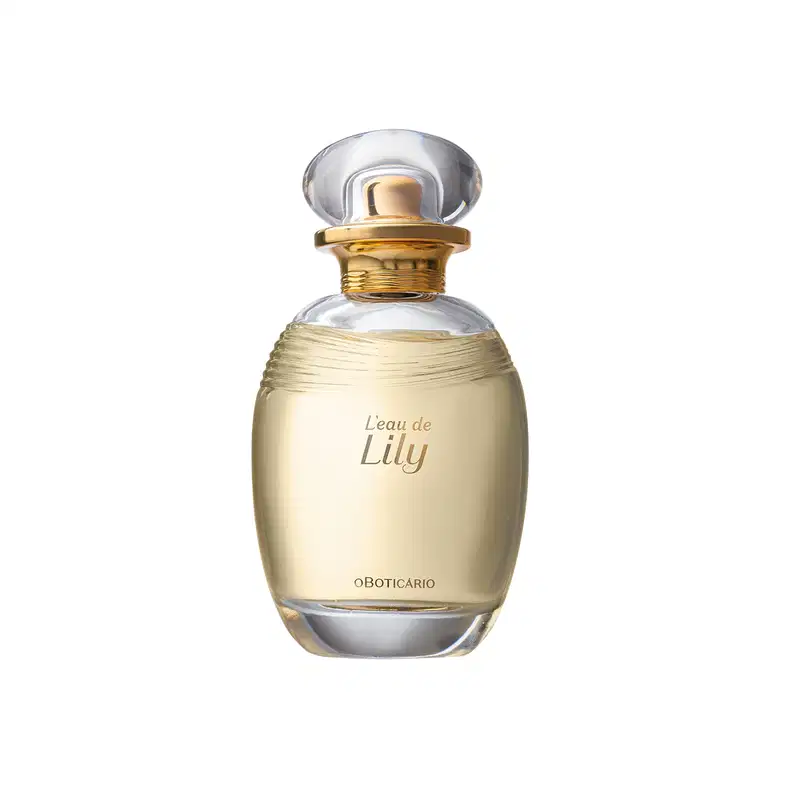 Frasco de vidro transparente com detalhes dourados. O frasco tem formato arredondado com tampa transparente. O líquido dentro é amarelo claro. O rótulo na parte frontal do frasco exibe o texto "L'eau de Lily".