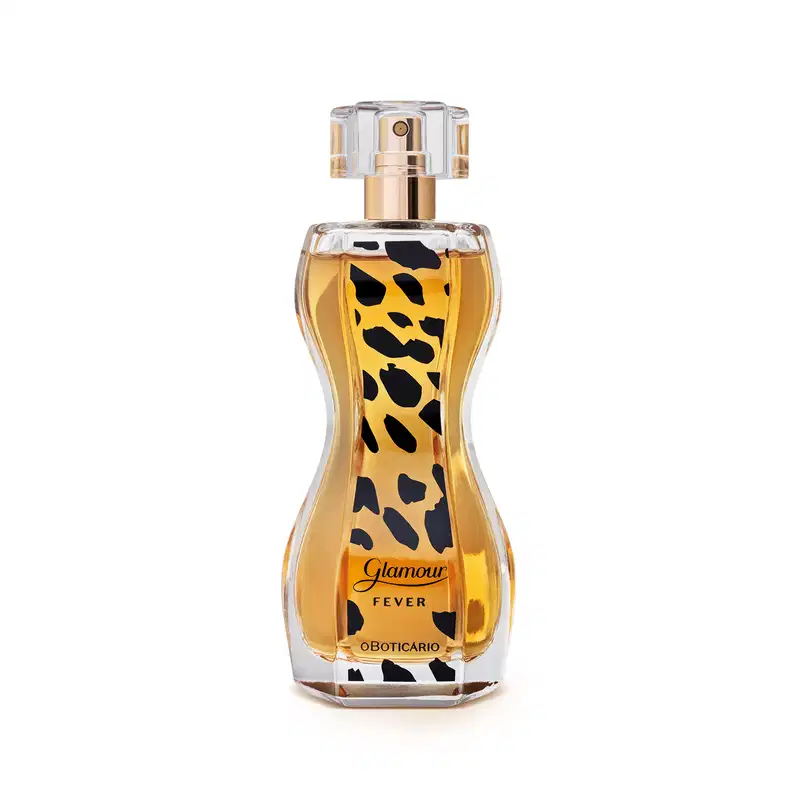 Vidro transparente com formato curvilíneo e líquido âmbar, borrifador dourado, tampa cristal e rótulo com estampa de animal print contendo 75ml de desodorante colônia Glamour Fever.