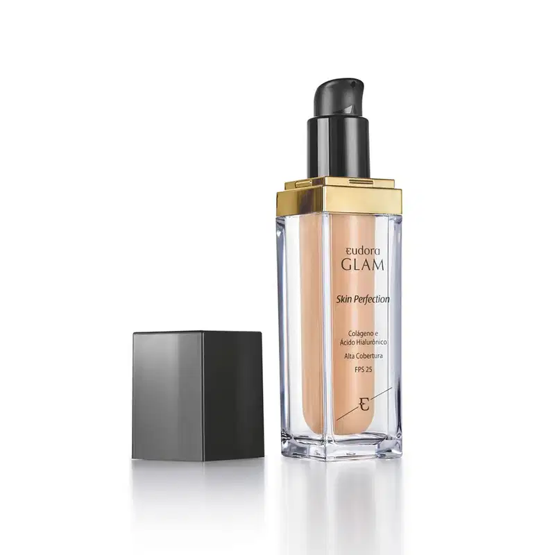 Frasco de vidro transparente com tampa preta e detalhes dourados, contendo produto de maquiagem da marca Eudora Glam chamado "Skin Perfection". O rótulo apresenta informações sobre o produto, como colágeno, ácido hialurônico e FPS 25.