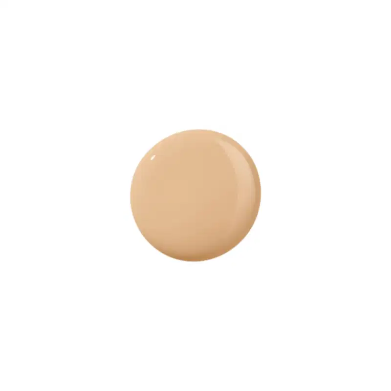 O produto de beleza apresenta uma textura cremosa, com uma tonalidade bege clara e uniforme, sugerindo uma consistência macia e suave ao toque.