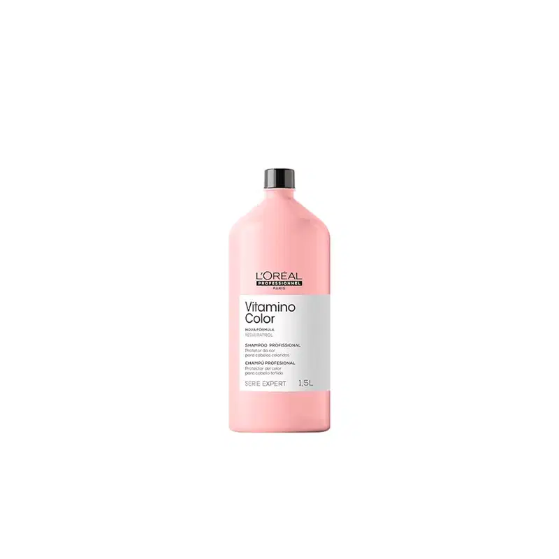 Frasco rosa de 1,5 litros do shampoo profissional Vitamino Color da L'Oréal Professionnel, com rótulo branco e preto destacando a linha Serie Expert.