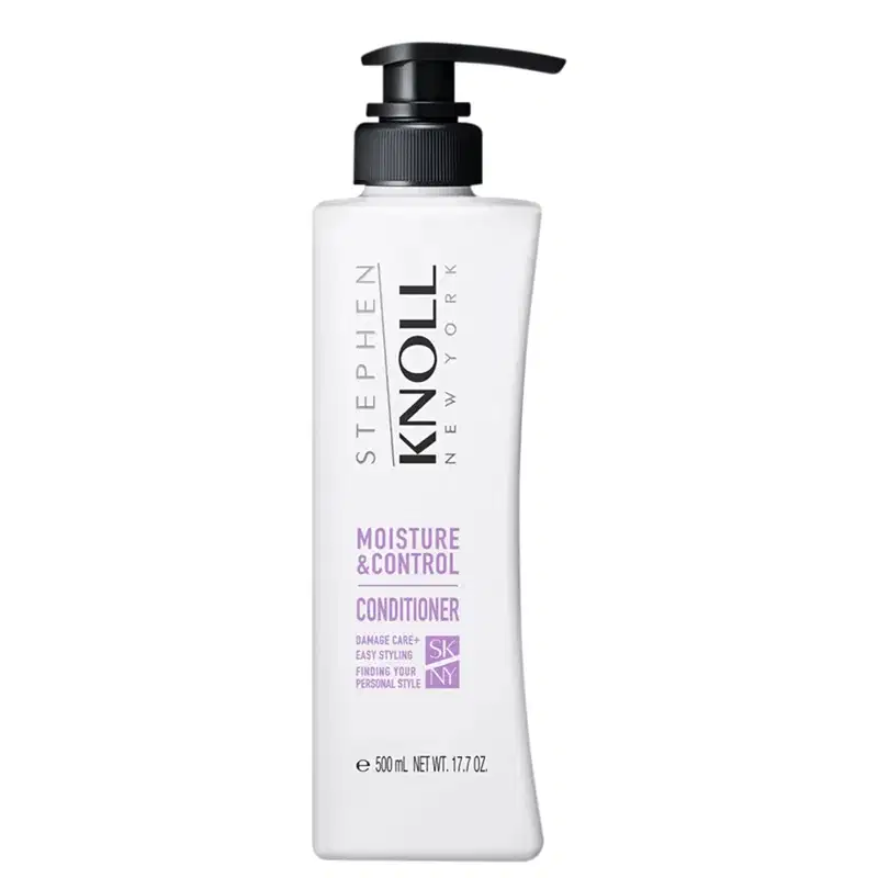 Frasco branco com bomba dosadora preta, rótulo com texto "STEPHEN KNOLL MOISTURE & CONTROL CONDITIONER" em preto e roxo, produto de cuidados para cabelos.